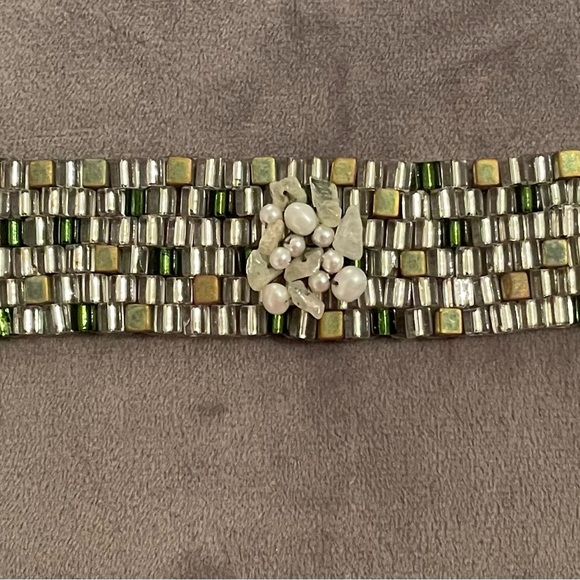 Beautiful hand-beaded sage green and silvery white bracelet. - Picture 6 of 10